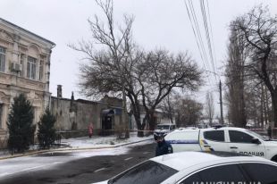 В Николаеве мужчина угрожает подорвать себя в зале суда.