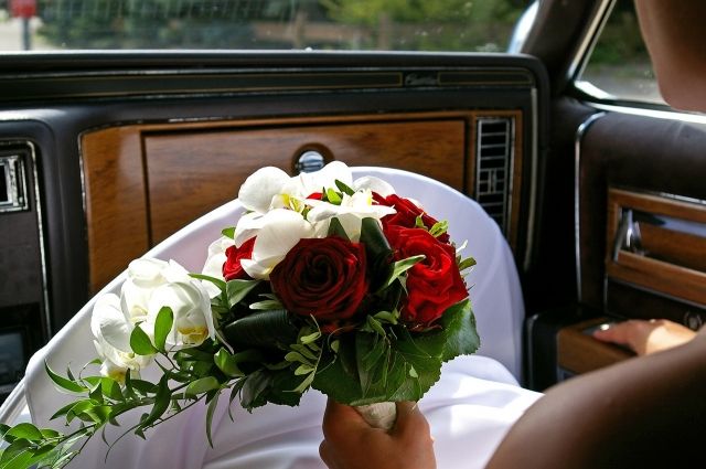 Более 100 пар поженились в последнюю «зеркальную» дату 2021 года на Дону