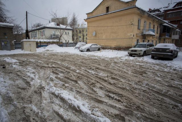 В Новосибирске жители улицы Грибоедова самостоятельно убрали снег