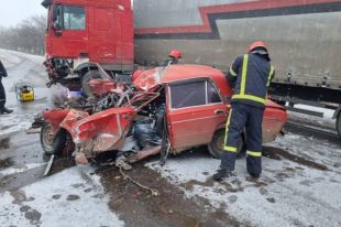 ДТП под Николаевом: в ходе столкновения ВАЗа и фуры погибли два человека