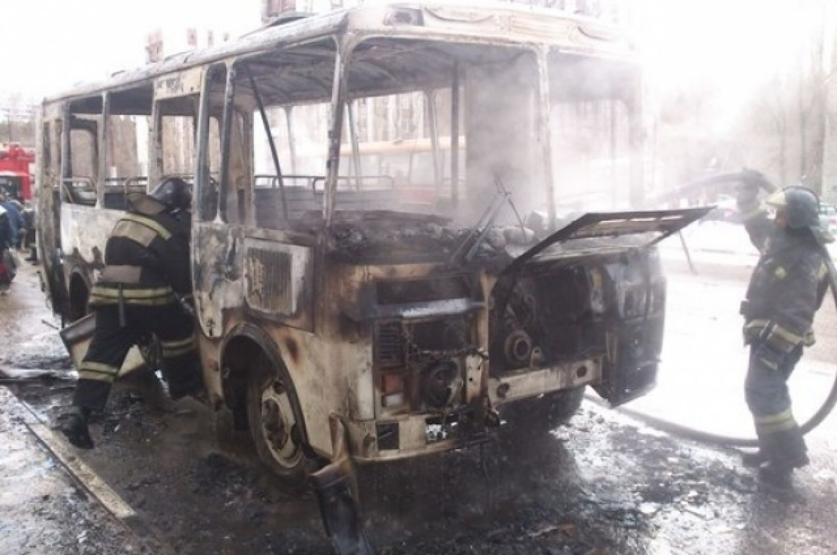 Пески поворино автобус. Сгорел ПАЗ. Сгоревший автобус ПАЗ. В Воронеже сгорел автобус. Салон сгоревшего ПАЗИКА.