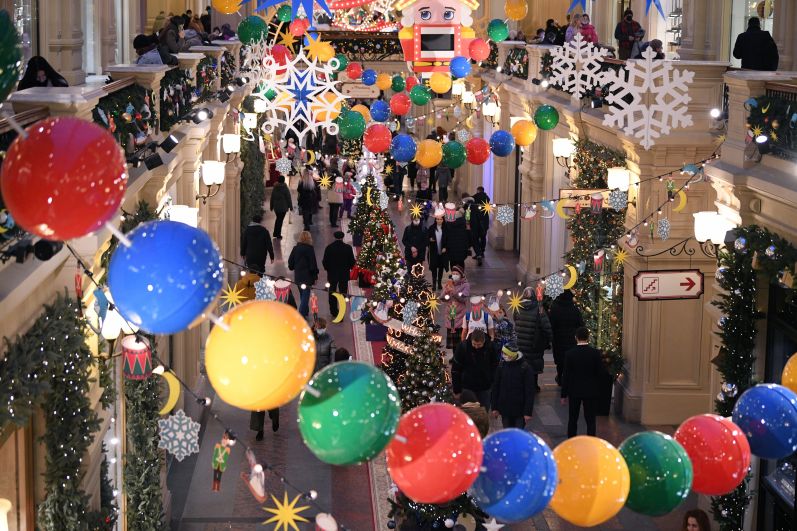 Посетители на выставке «Новогодние ёлки в ГУМе на Красной площади»