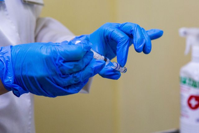 Подростков смогут прививать от коронавируса в школах Новосибирской области