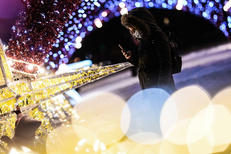 Девушка фотографирует новогоднюю иллюминацию в парке «Акведук»