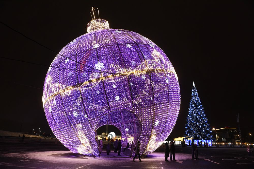 Новогоднее украшение в виде ёлочного шара и ёлка на Кутузовском проспекте