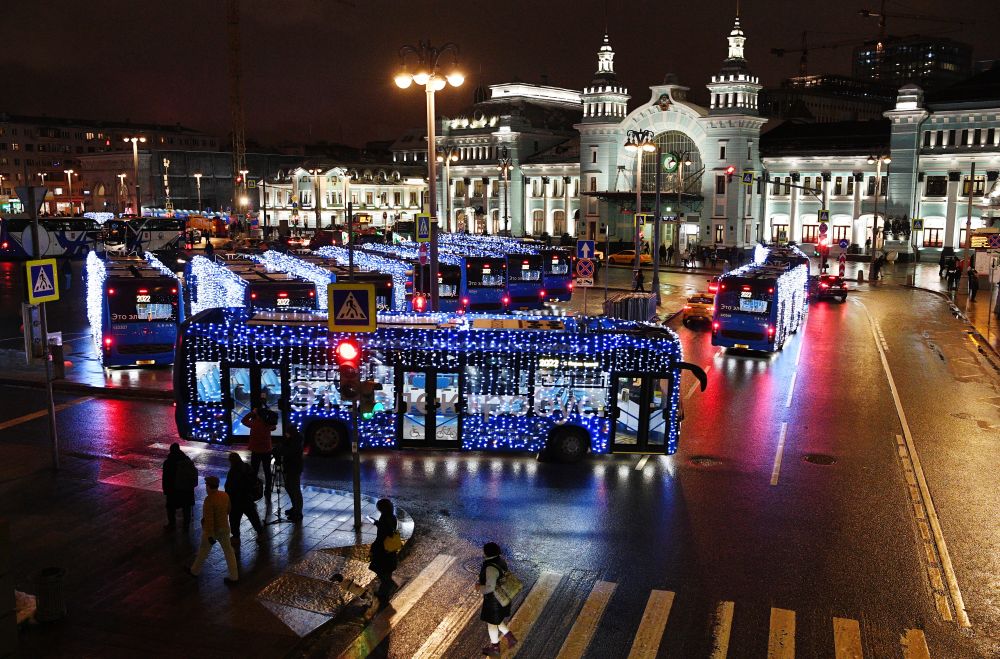 Электробусы, украшенные к Новому году светодиодными гирляндами, у Белорусского вокзала