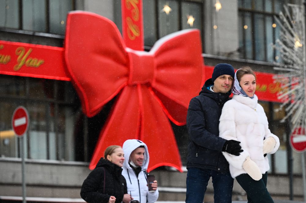 Молодые люди напротив Центрального универсального магазина (ЦУМ) в центре Москвы