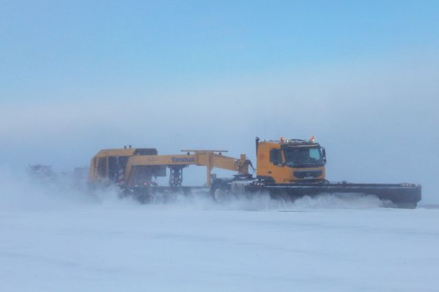 Аэропорт Челябинска возобновил работу после расчистки полосы от снега
