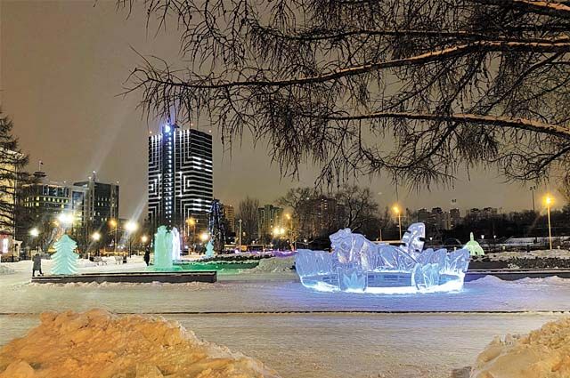 В районах города появляются новогодние площадки с ледовыми композициями.