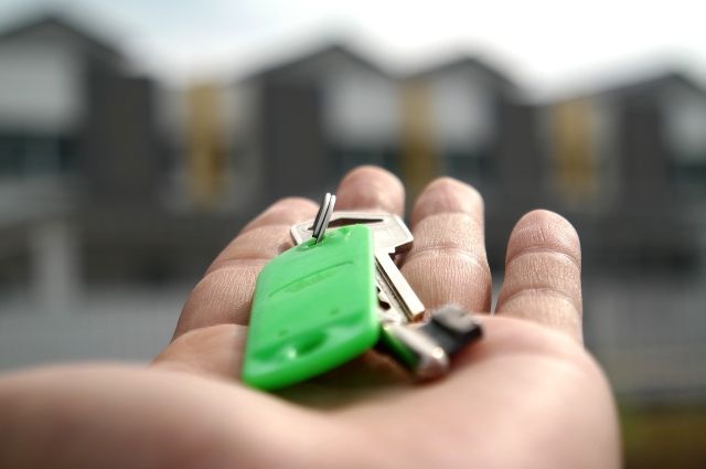 Миллионер подарил ключи от квартиры и дома жителям Краснодарского края