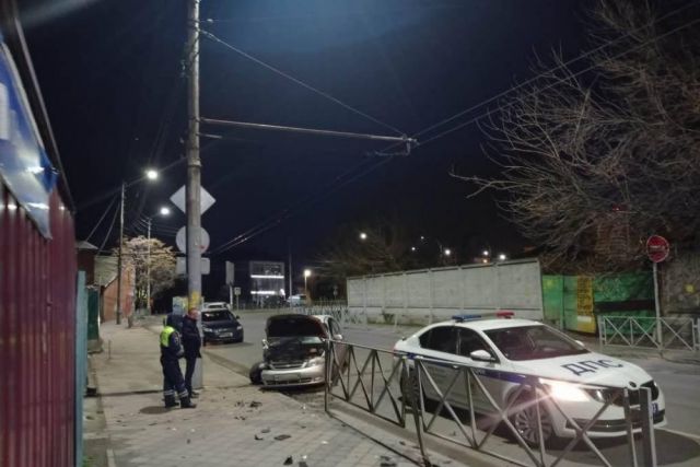 В Краснодаре водитель иномарки снес дорожное ограждение и сбил девочку
