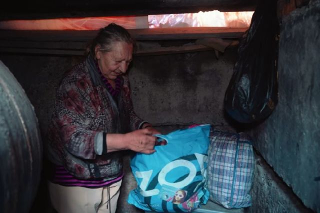 В Новосибирске спасли живущую на теплотрассе 74-летнюю слепую бездомную