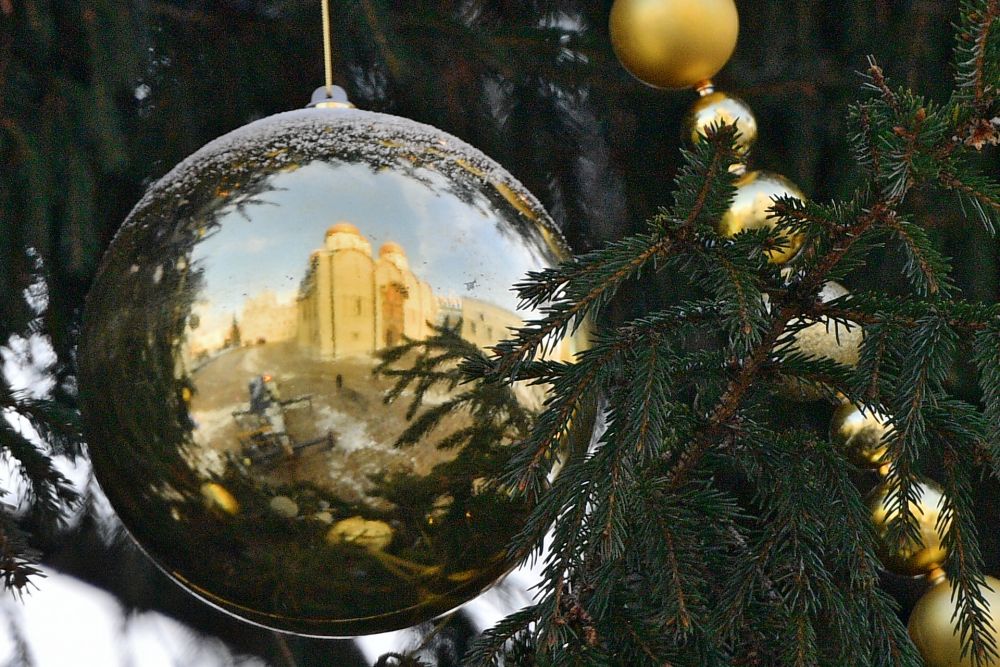 Шар на главной новогодней елке страны на Соборной площади в Кремле