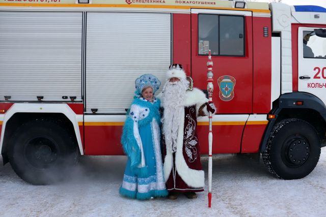 Владимирский Дед Мороз на пожарной машине посетил два детдома и интернаты
