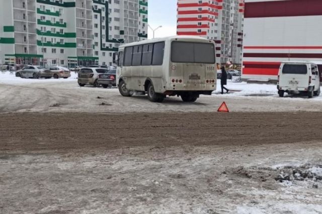 Опрометчивое поведение на проезжей части закончилось для оренбургского школьника столкновением с автобусом и госпитализацией. 