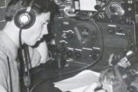 Виталий Гущин в своей радиорубке. 