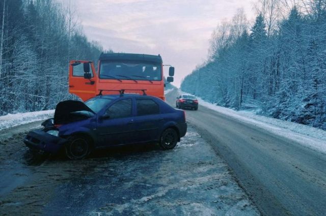 В Удмуртии водитель Renault пострадал в ДТП с КАМАЗом