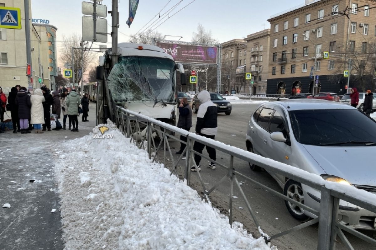 Появилось видео ДТП автобуса с детьми в Новосибирске | АиФ Новосибирск