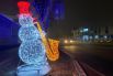 Световая инсталляция в виде снеговика в Тихорецке.
