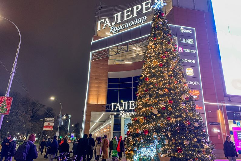 Главный вход в ТРЦ «Галерея».