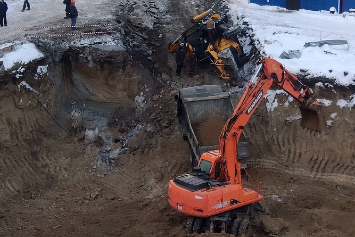 На стройке в Новосибирске перевернулся трактор | АиФ Новосибирск