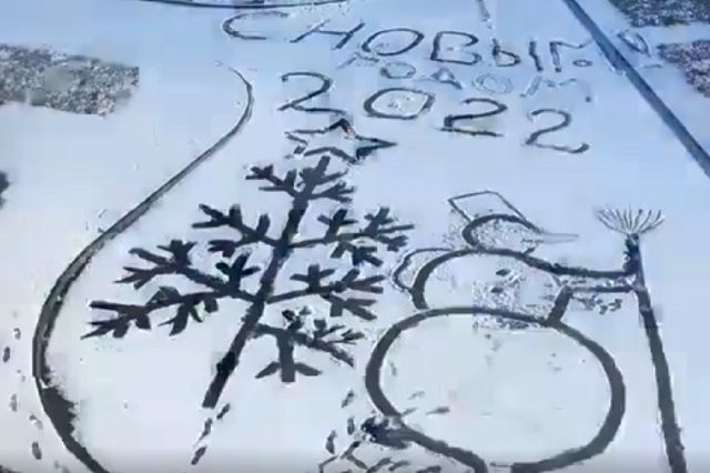 Дворник из Пятигорска нарисовал новогоднюю открытку на снегу