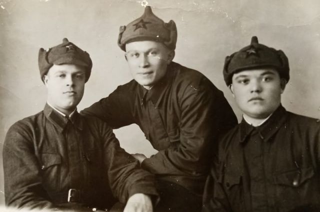 Отец Ираиды, Александр Замахов (слева), с боевыми товарищами.