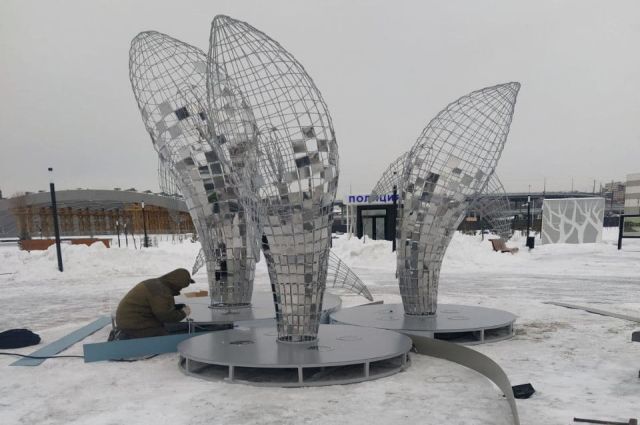 Светящихся китов установили на набережной в Челябинске