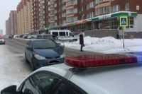 В областном центре синий автомобиль наехал на двух школьников, переходивших дорогу по пешеходному переходу. 