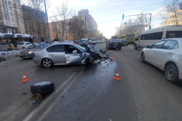 Попавший в ДТП водитель Subaru ехал к больному отцу в Новосибирске
