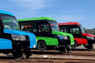 Превращается в поезд: в Японии изобрели необычный автобус