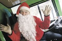 Трудно хмуриться, когда при входе в автобус встречает весёлый Дед Мороз.