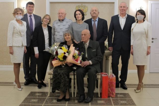 В Кстовском ЗАГСе поздравили семейную пару «изумрудных» юбиляров