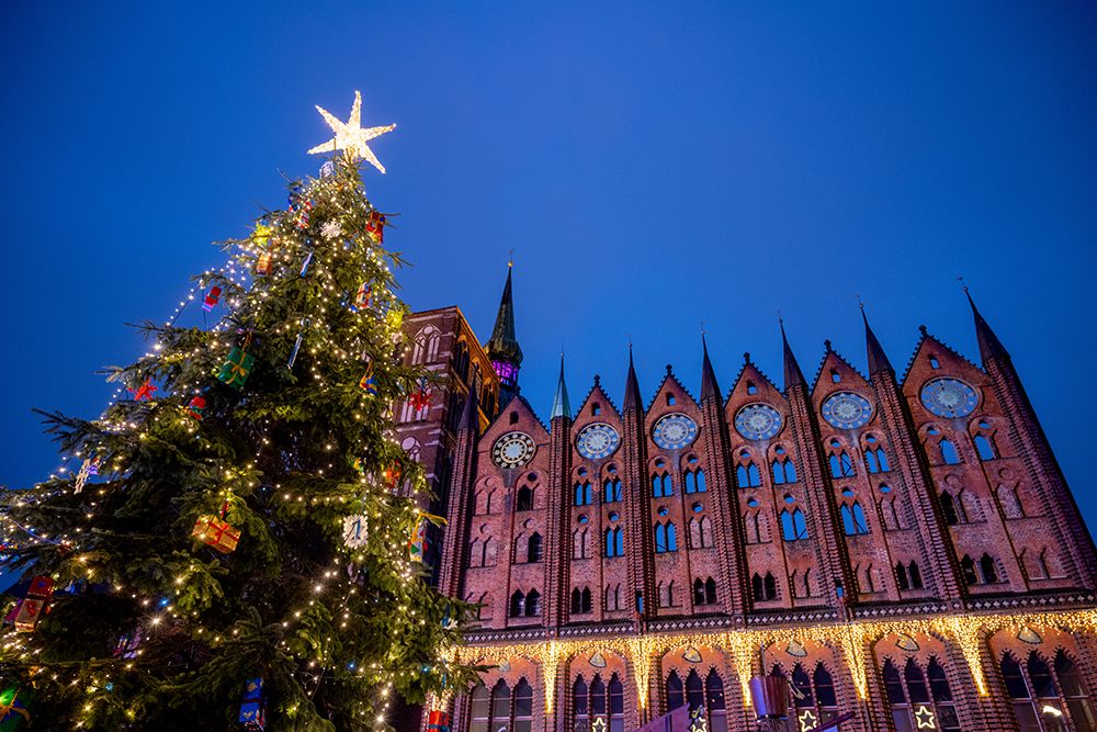 Рождественская елка в немецком городе Штральзунд (Германия).