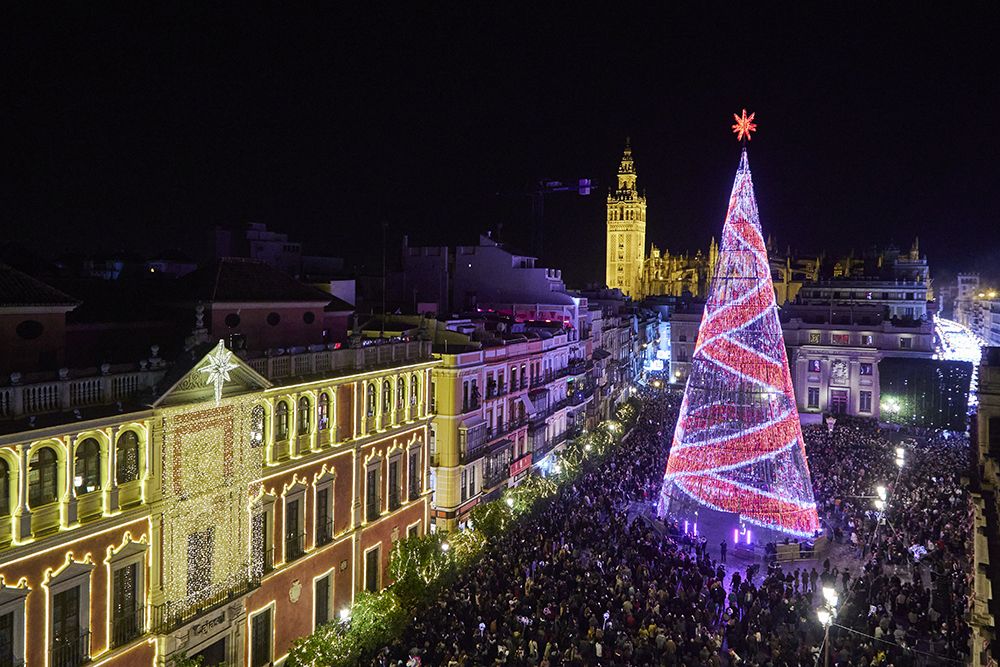 Рождественская елка в Севилье (Испания).
