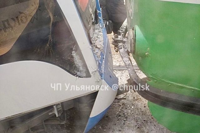 На улице Минаева в Ульяновске столкнулись два трамвая
