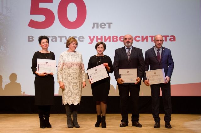 Сенатор Людмила Скаковская (на фото вторая) вручила награды сотрудникам университета.
