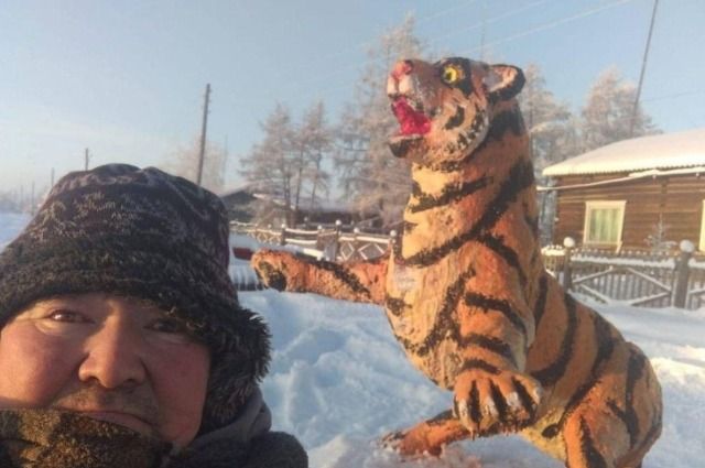 Василий Копырин и скульптура тигра