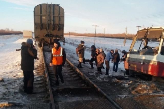 На Алтае пять человек пострадало в аварии с поездом и автобусом