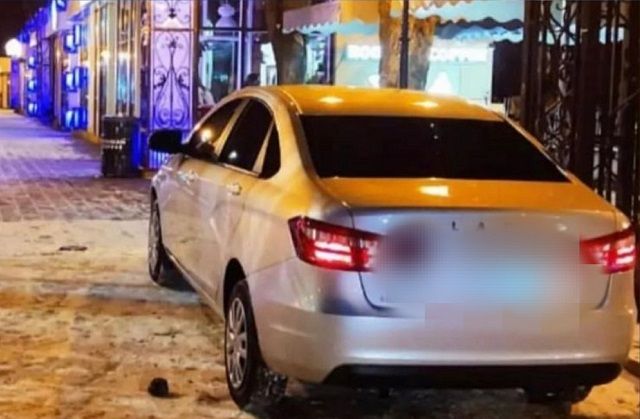 В Пятигорске водитель так хотел кофе, что припарковался на тротуаре