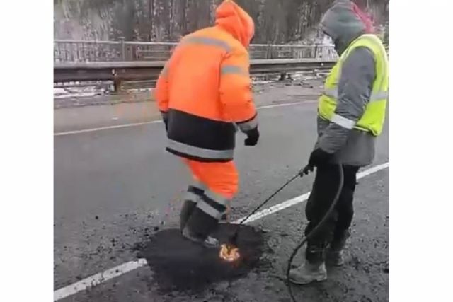 В Новосибирской области дорожные рабочие утрамбовывали асфальт ногами