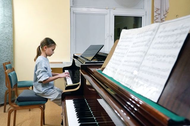 Музыкальные школы Калининграда получили новые инструменты