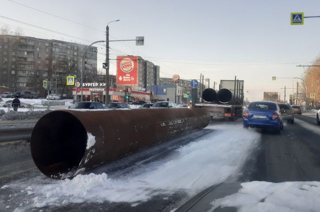 Огромная стальная труба упала на оживленное шоссе в Челябинске
