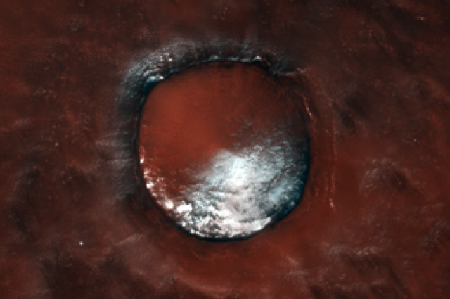 Европейское космическое агентство сделало фото ледяного кратера на Марсе.