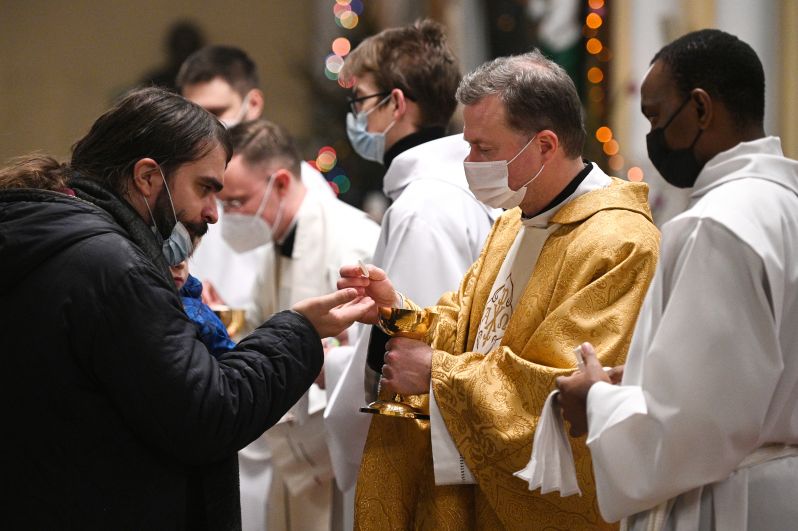 Настоятель Римско-католического кафедрального собора Непорочного Зачатия Пресвятой Девы Марии отец Дмитрий (в центре) во время рождественской службы (Москва)