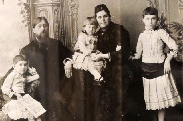 Статная красавица Мария Капитоновна (в центре) прекрасно справилась с рождением наследников.