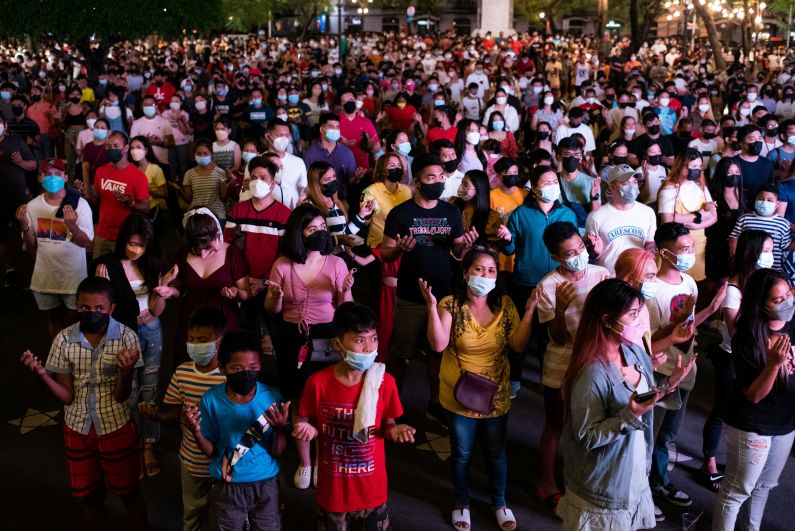 Во время рождественской службы возле Кафедрального собора Манилы на Филиппинах