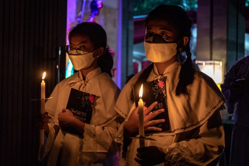 Во время рождественской службы в церкви в Семаранге (Индонезия)