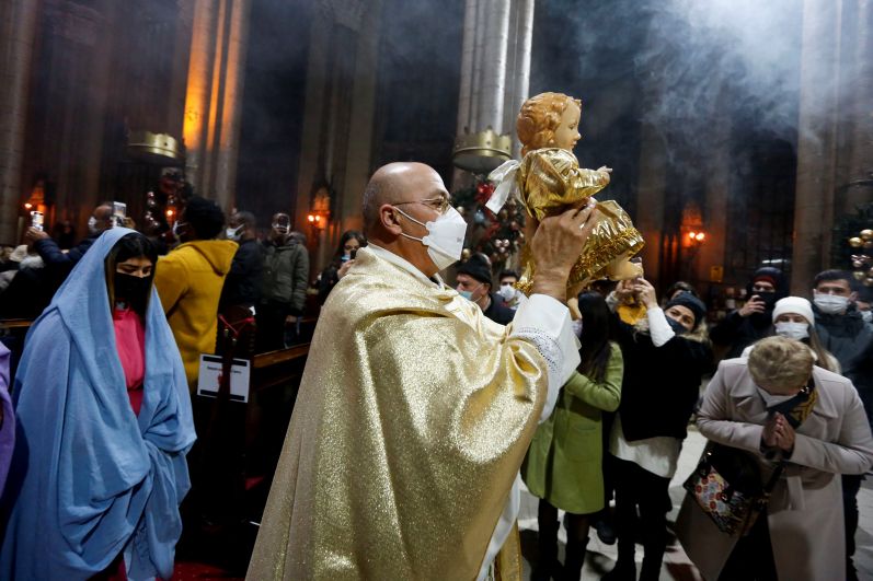 Во время рождественской службы в Церкви Святого Антония Падуанского в Стамбуле (Турция)