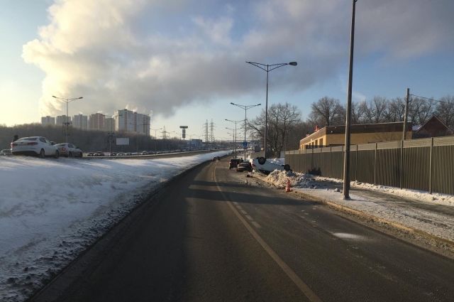В Самаре на Московском шоссе «Солярис» врезался в столб и перевернулся